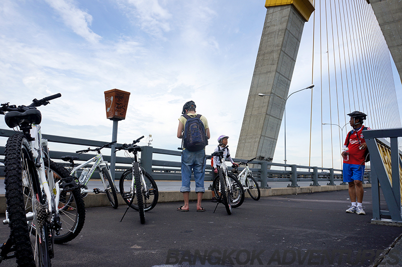 Cycling over bridges in Bangkok on Just Nok bike tour