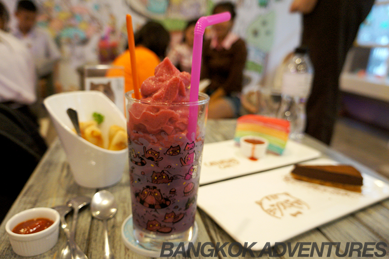 Smoothie and snacks at Cake at Caturday Cat Café in Bangkok